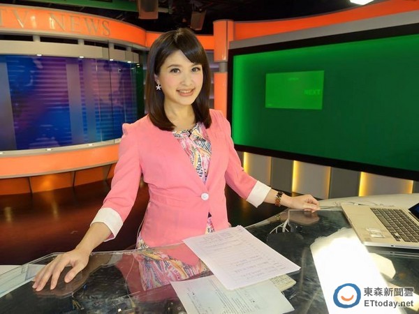 38歲美女女主播試管嬰兒懷孕8個月挺孕肚工作