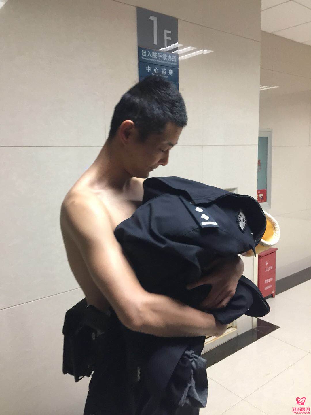 寒冷冬夜，他脫下警服，用體溫為棄嬰取暖！